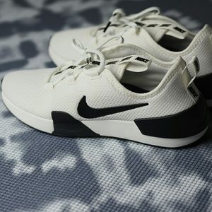 Nike Ashin Modern Sneakers White/Black Women's